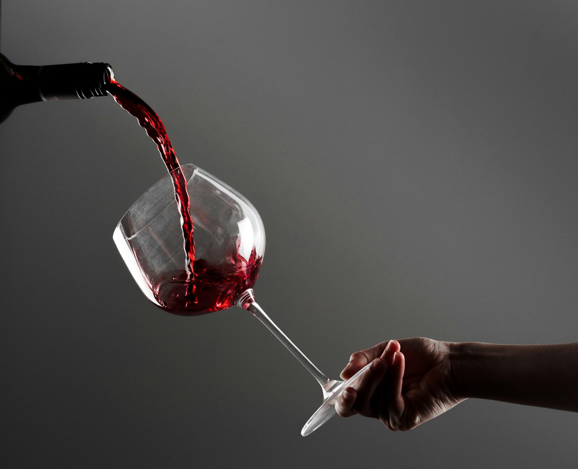 Verser du vin rouge